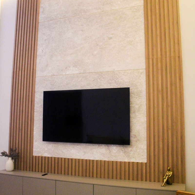 Painel ripado com TV e rack planejado