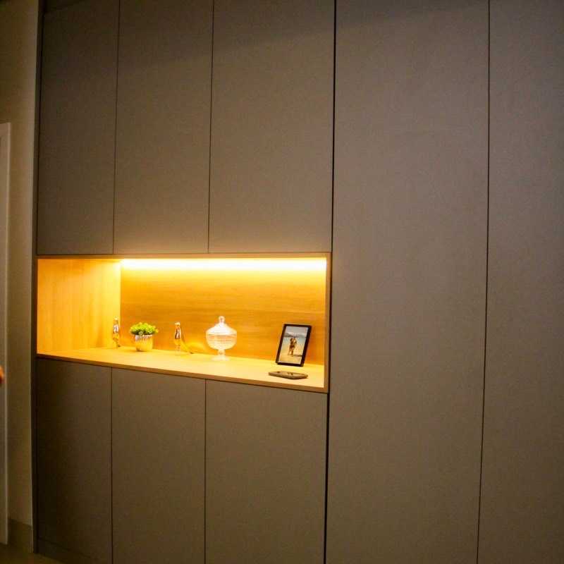 Armário planejado com nicho iluminado