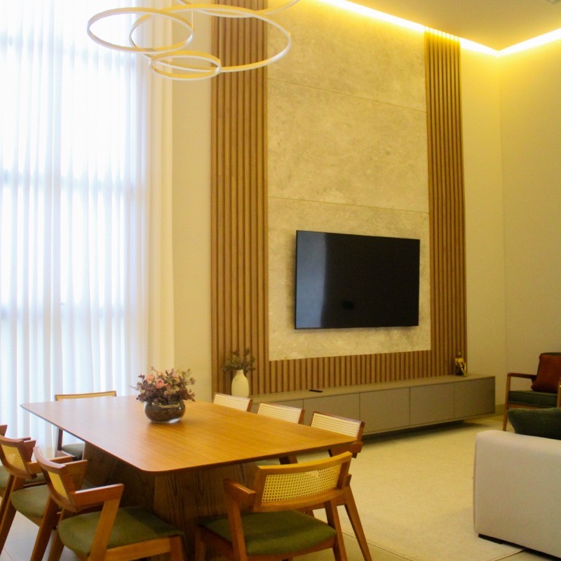Sala de jantar com painel ripado