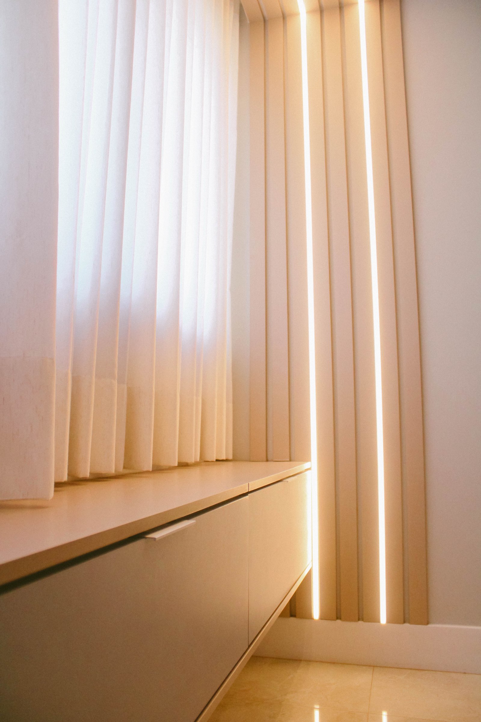 Closet planejado com painel ripado e iluminação LED