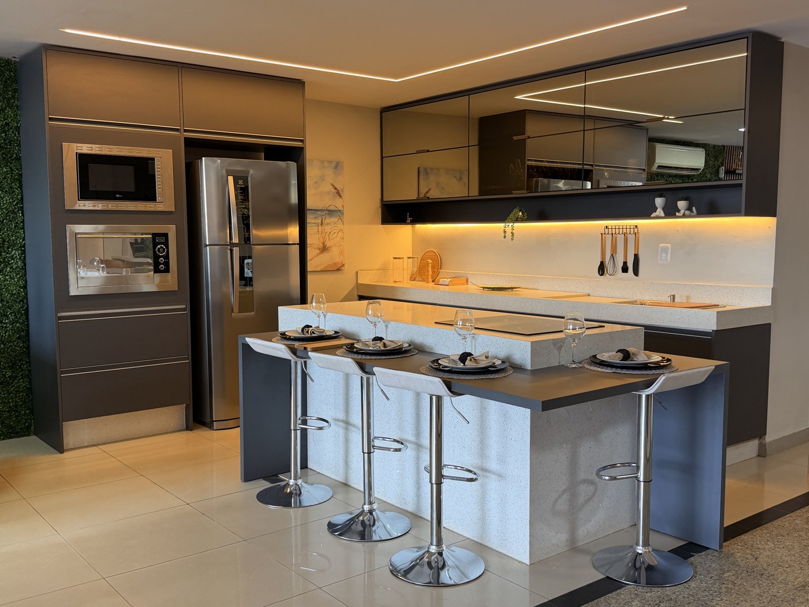 Cozinha planejada com ilha montada no showroom da Grid em Brasília