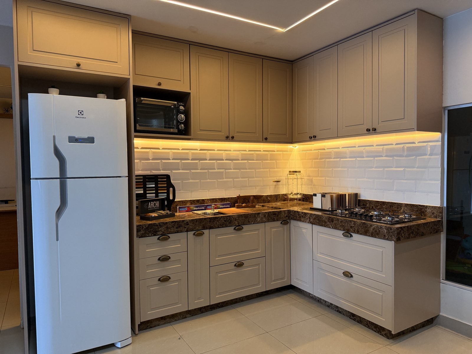 Cozinha planejada clássica no showroom